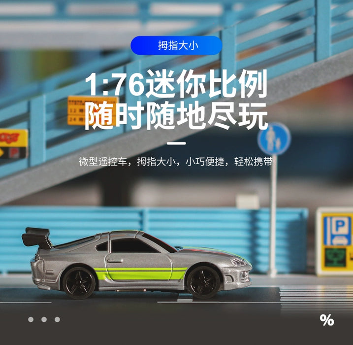 The Turbo1/76 Miniature RC Remote Control Electric Sports Car C71 C72 C73 Simulation Toyota Mini Desktop Remote Control Car by Lacatang Shop is displayed on a miniature road with detailed background elements, including blue railings, a sign, and a building facade. Text written in Chinese describes the features and portability of the TURBO RACING toy.